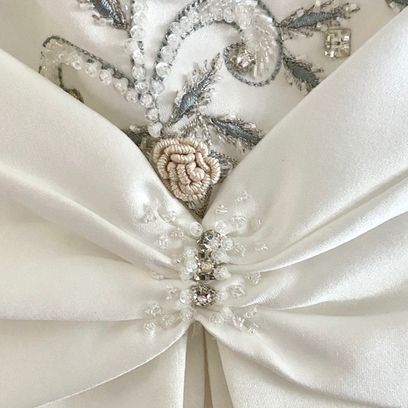 Wedding Dress (18) - Picture 4 of 11